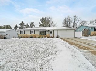 1573 Lindale Ln, Green Bay, WI 54313