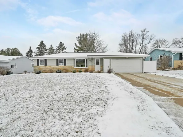 1573 Lindale Ln, Green Bay, WI 54313