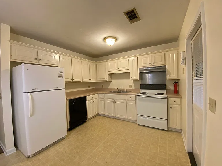 129 N College St — Photo 9