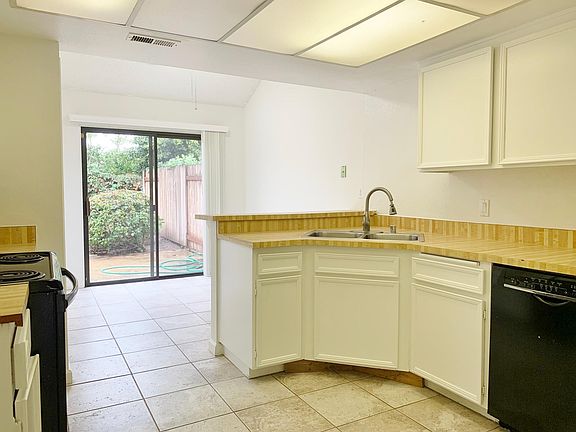 Eat-in Kitchen