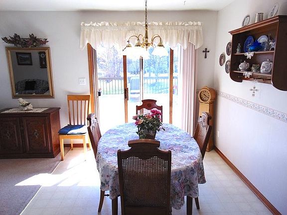 5th image of 146 Lexington Ct #A