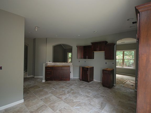 4th image of 410 Running Brook Ln