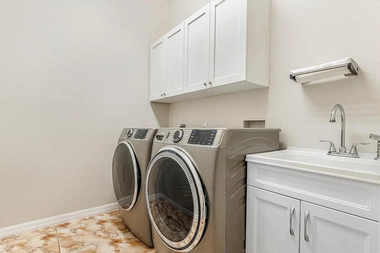 3 bed, 3.5 bath, 2290 sqft, $1,364 — Photo 2