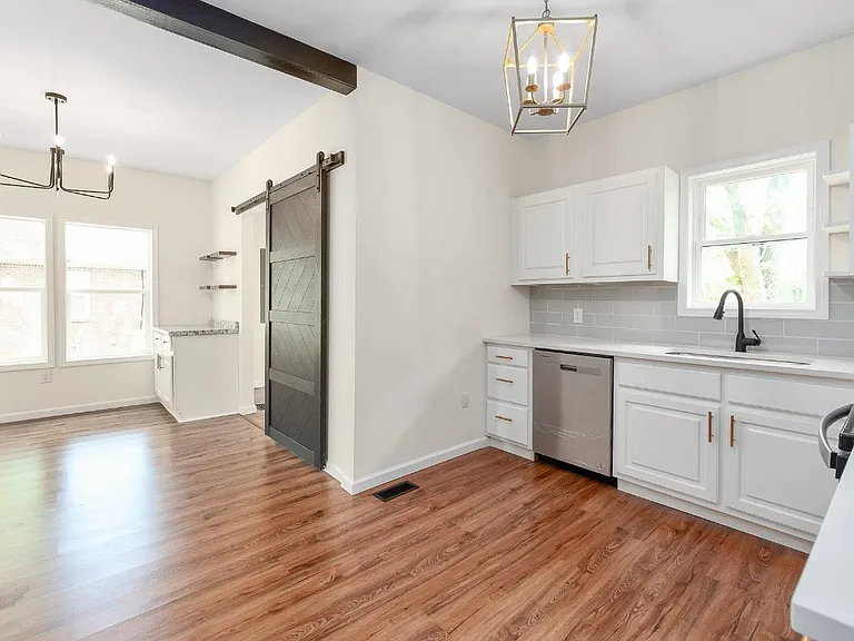 1116 Campbell St — Photo 3
