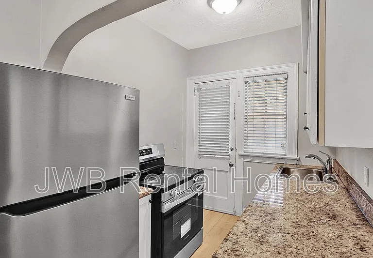 1508 McDuff Ave S #7 — Photo 2