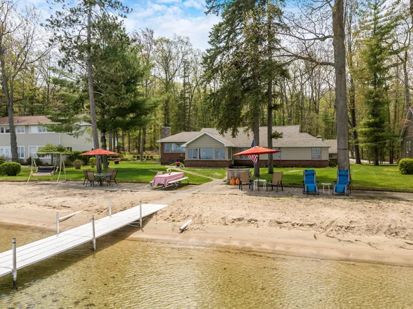 6970 W Higgins Lake Dr, Roscommon, MI 48653
