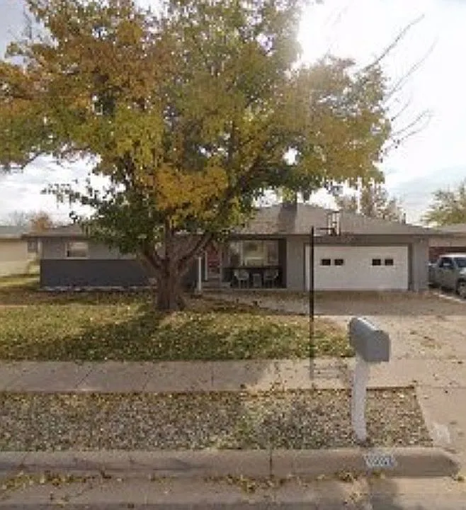 1002 Princeton Dr — exterior photo