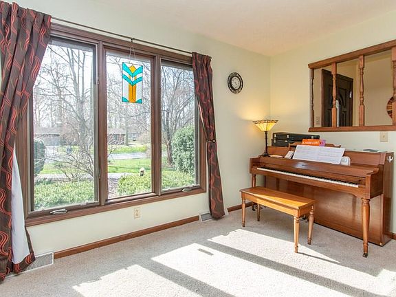 5th image of 423 Woodland East Dr
