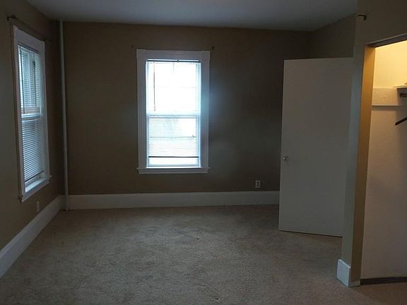 5th image of 568 Pleasant St #1