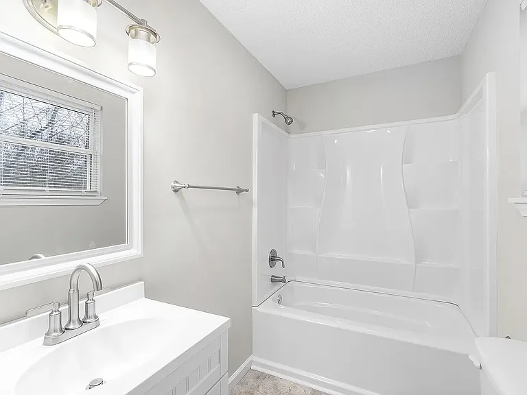 214 Tobacco Rd — Photo 5