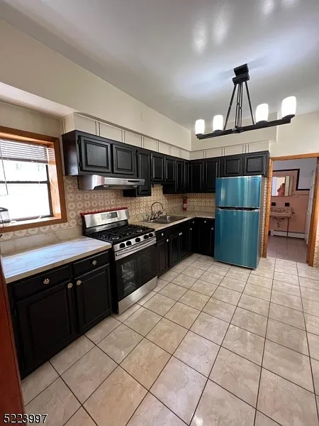 3 bed, 1.0 bath, $2,950 — Photo 2