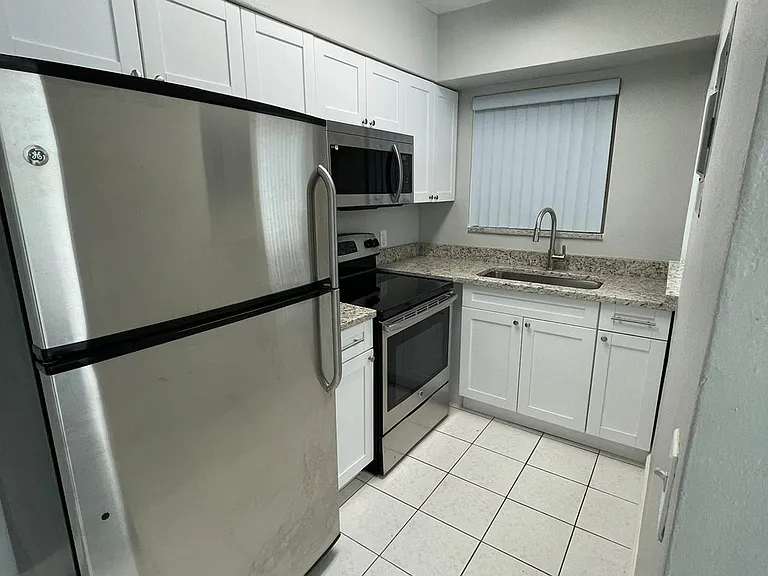 6400 NE 18th Ave #15 — Photo 3