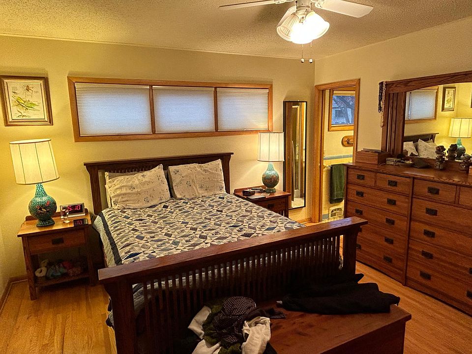 Main bedroom with en suite bath