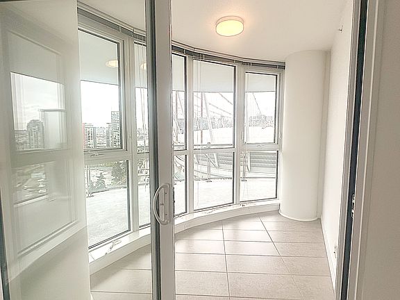 5th image of 685 Pacific Blvd #1807