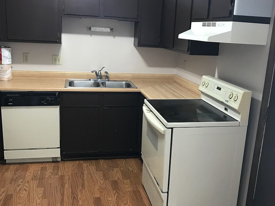 Kitchen w/ Appliances