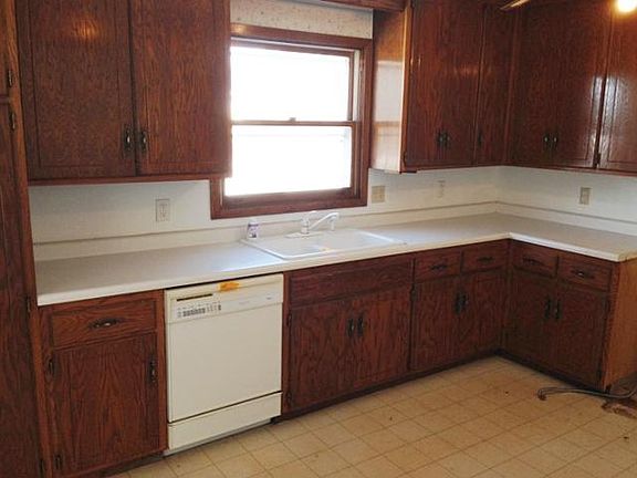 3rd image of 14991 Dundee Ave