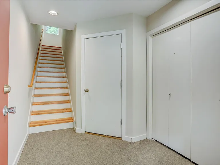 910 Ruthven St — Photo 12