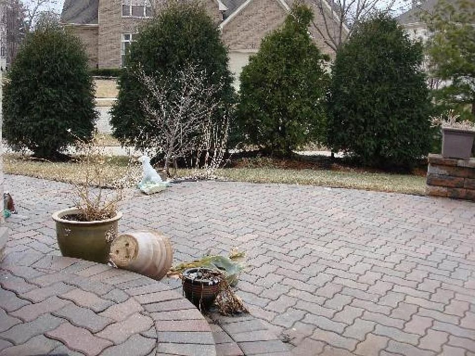 1st image of 172 Huron Dr