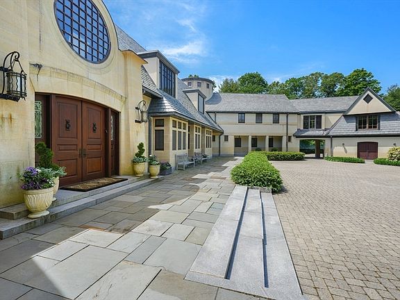 4th image of 15 Claridge Dr