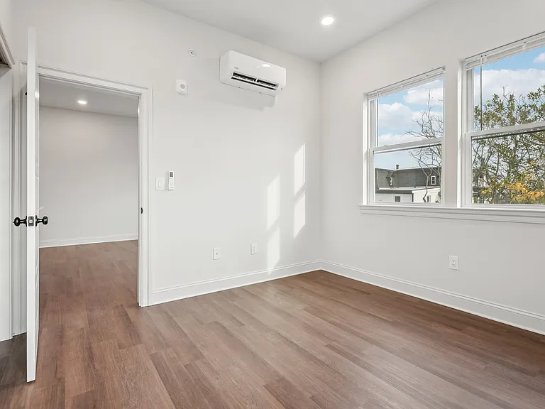 472 Roxborough Ave — Photo 14
