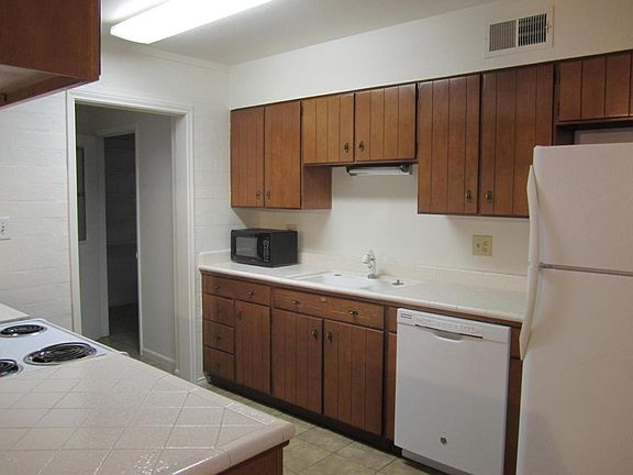 2nd image of 528 E Balboa Dr