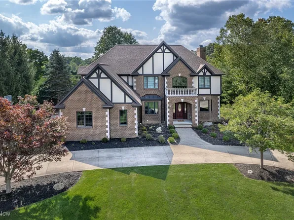 3924 Meadowvale Dr, Akron, OH 44333