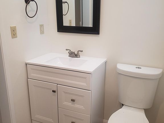 5th image of 144 Roycroft Ave #2