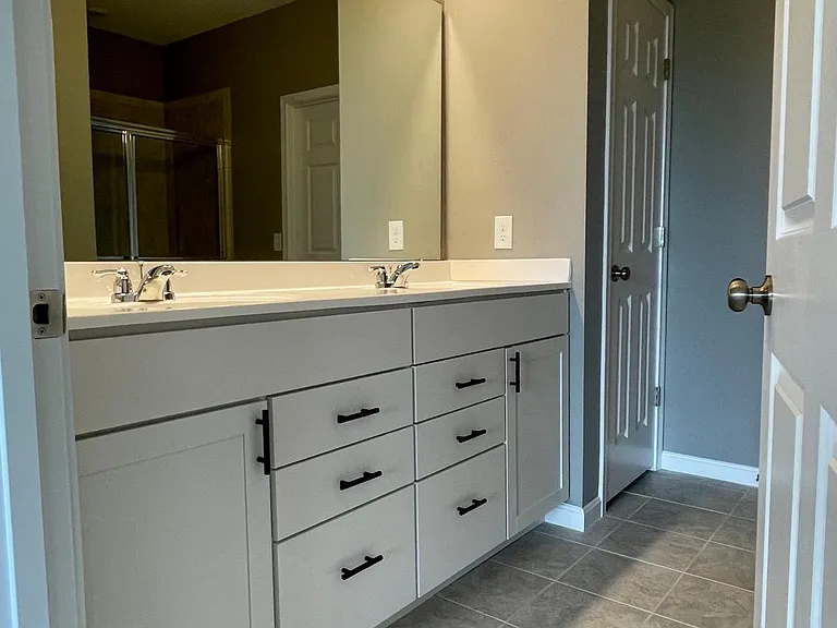 Master Bath (1st Floor)