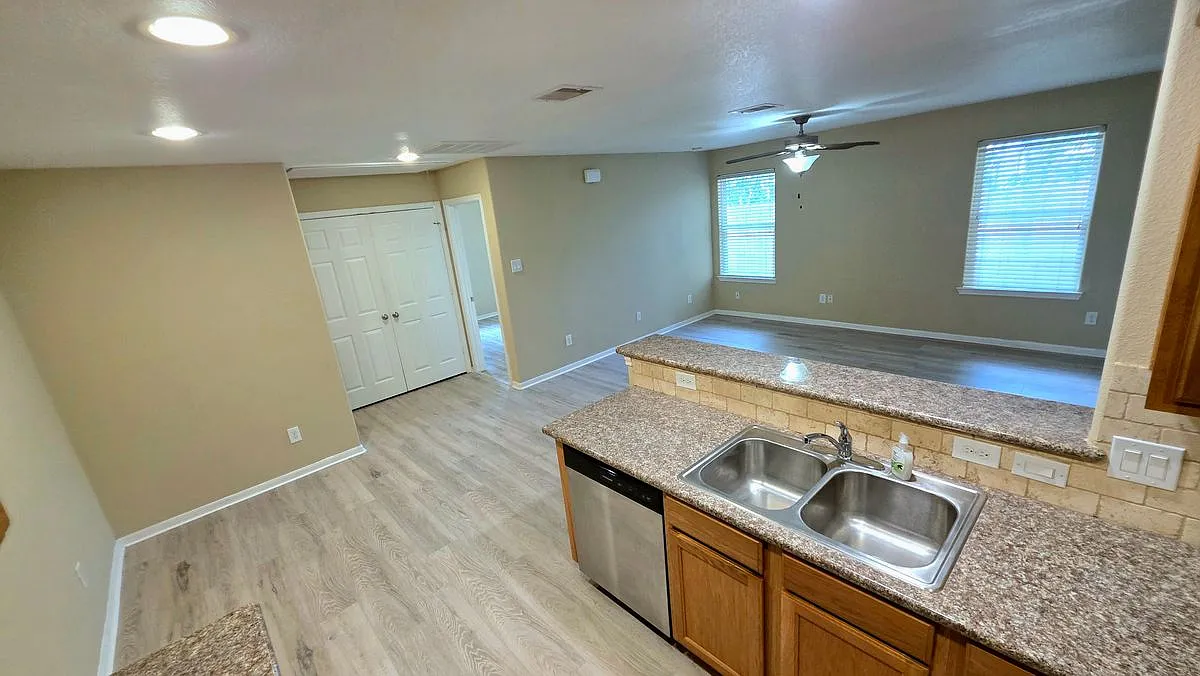 2 bed, 2.0 bath, 1000 sqft, $1,300 — Photo 2