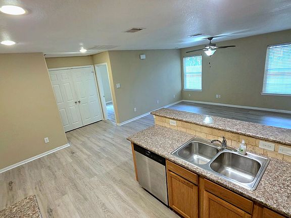 4th image of 16800 Crestmont
