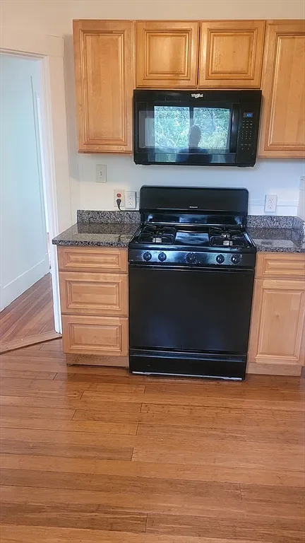 4 bed, 1.0 bath, 1000 sqft, $3,150 — Photo 2
