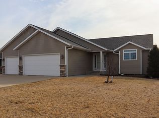 2204 Rolling Green Ln, North Mankato, MN 56003