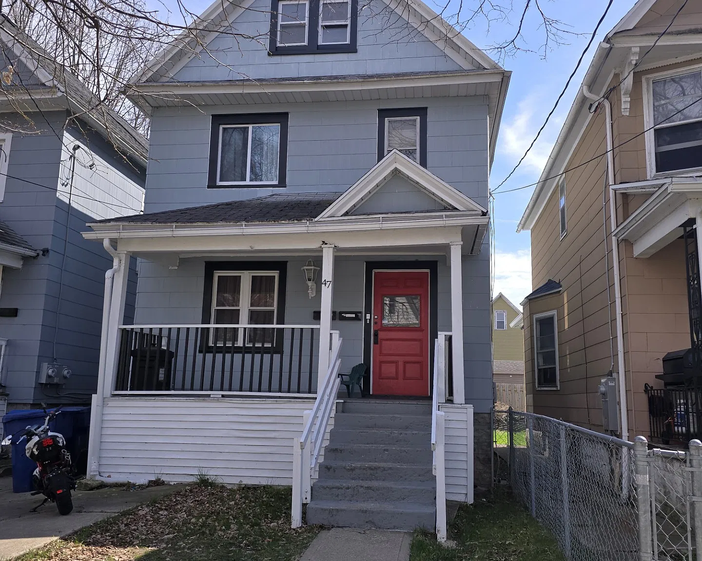 3 bed, 900 sqft, $1,300 — Photo 1