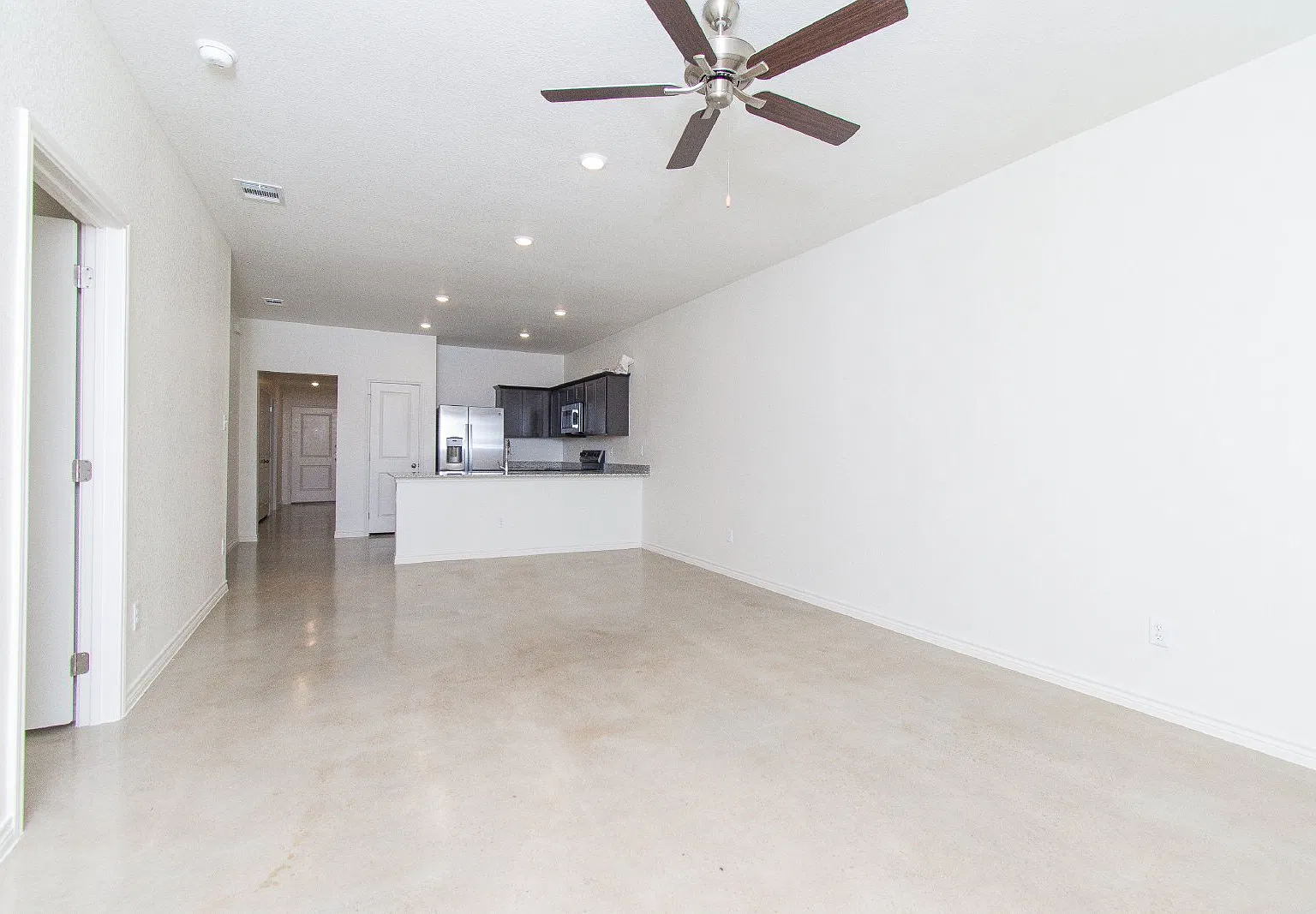 3 bed, 2.0 bath, 1219 sqft, $1,400 — Photo 2