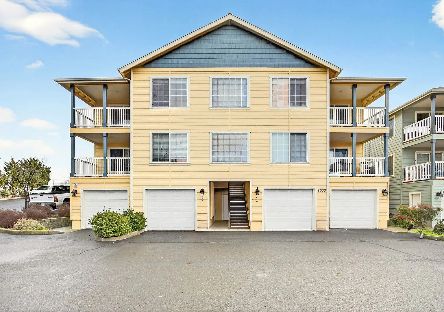 Cute, clean 2 bedroom upstairs apartment with balcony. — Photo 2