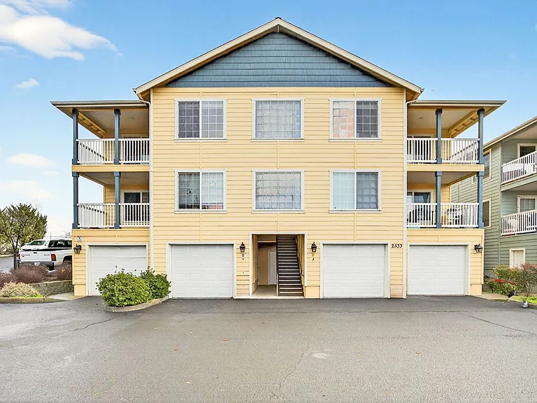 2533 Corona Ave #C — Photo 2