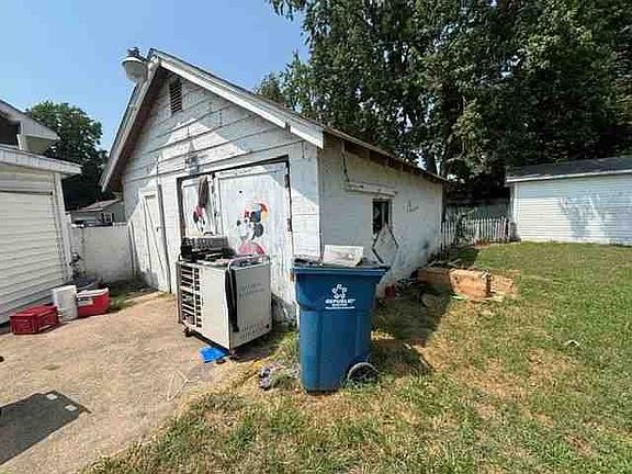 5th image of 912 S Main St