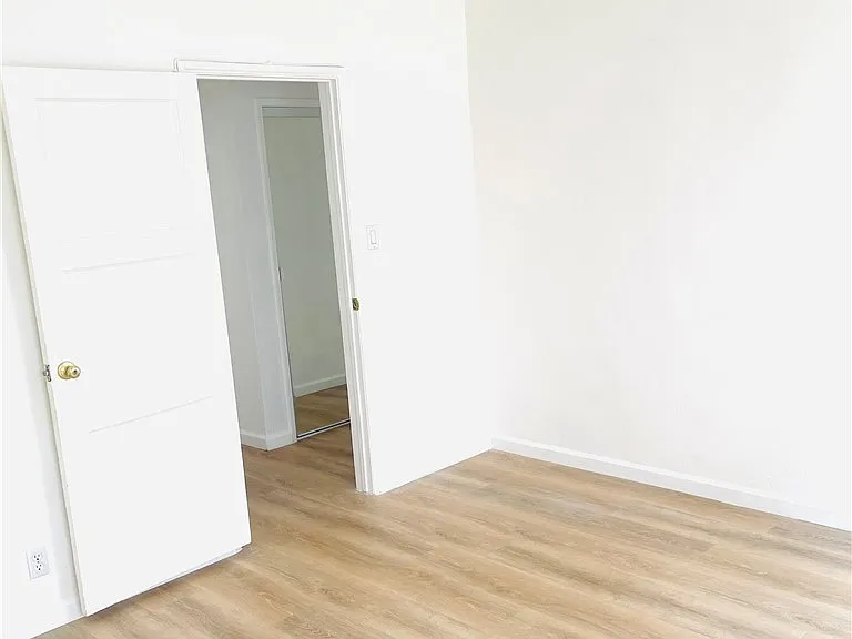 5752 Vineland Ave — Photo 10