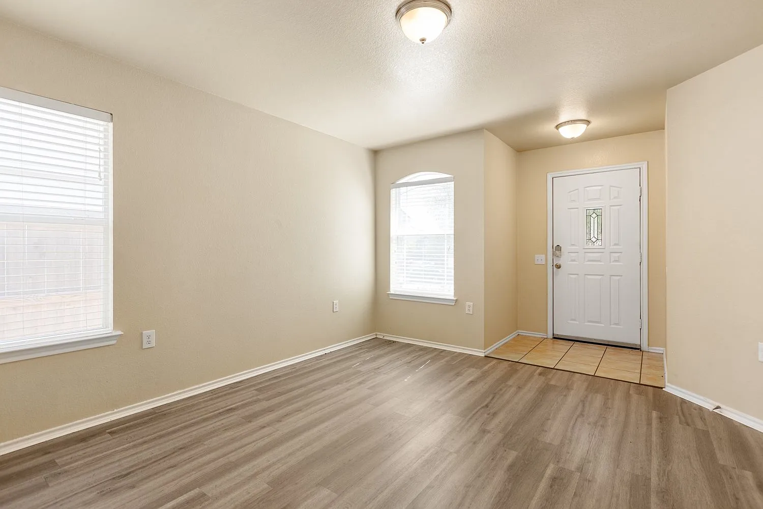 3 bed, 2.0 bath, 1341 sqft, $2,050 — Photo 4