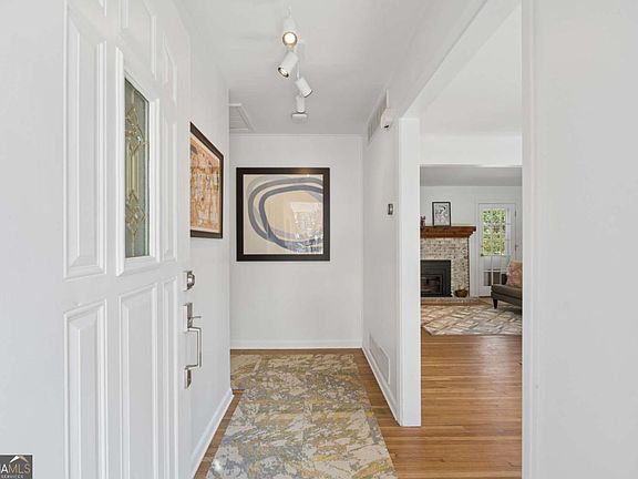 3rd image of 2478 Woodacres Rd NE