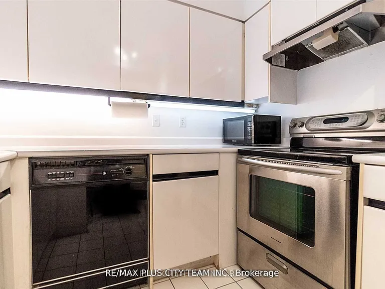 7 Carlton St #401 — Photo 16