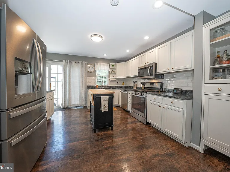 586 Summit St — Photo 13