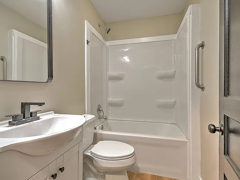1712 Oaklawn St — Photo 8