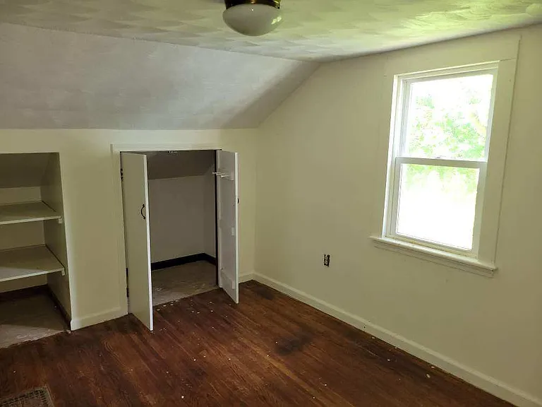 237 E Main St — Photo 8
