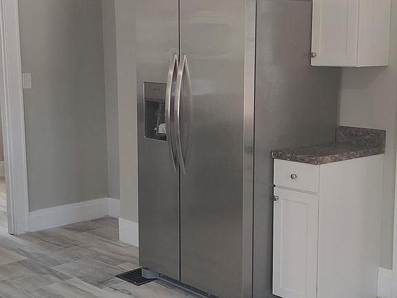 4th image of 6946 Noble Ave