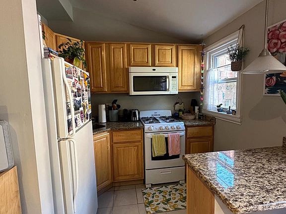 4th image of 910 Clinton St APT 3R