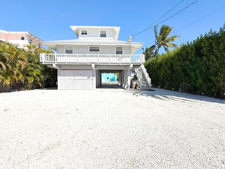 595 Caribbean Dr E — Photo 3