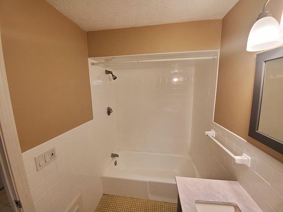 5th image of 1530 Douglas Ave APT 4