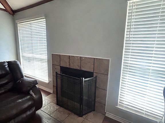 3rd image of 1613 Crescent Ln