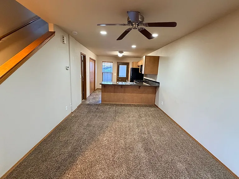435 E St NE — Photo 4